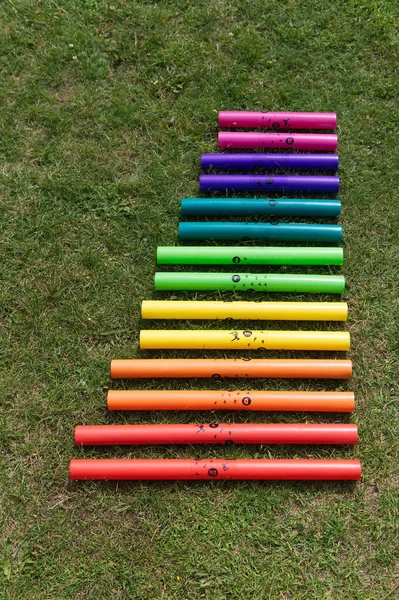 Boomwhackers Different Colors Laying Scale Grass Field — Stock Photo, Image