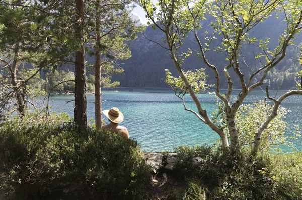 Homme Assis Sous Les Arbres Près Lac — Photo