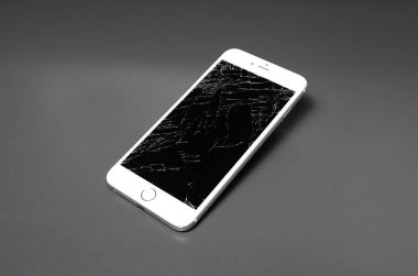 kırık ekran ile hasarlı cep telefonu