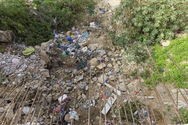 Bir kazıda çöp ve israf