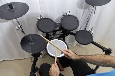 Elektronik ekipmanlı bir davul stüdyosunda modern davullar. 