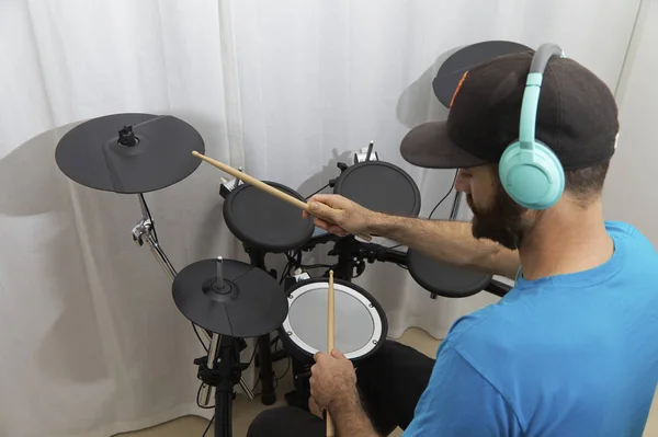Drummer Met Hoofdtelefoon Achter Een Elektronische Drumset — Stockfoto