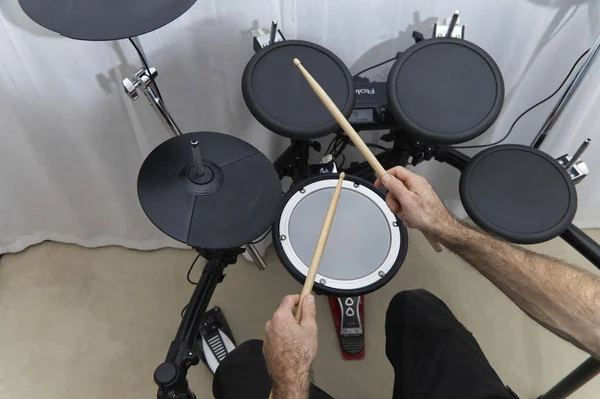 電子機器を搭載したドラムスタジオの現代ドラムは — ストック写真