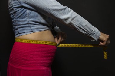 Siyah üzerine izole edilmiş bir mezura ile gövde boyutu 