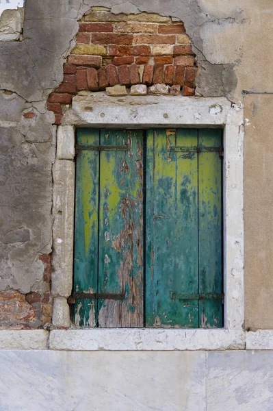 Pintu Jendela Kayu Dinding Kasar — Stok Foto