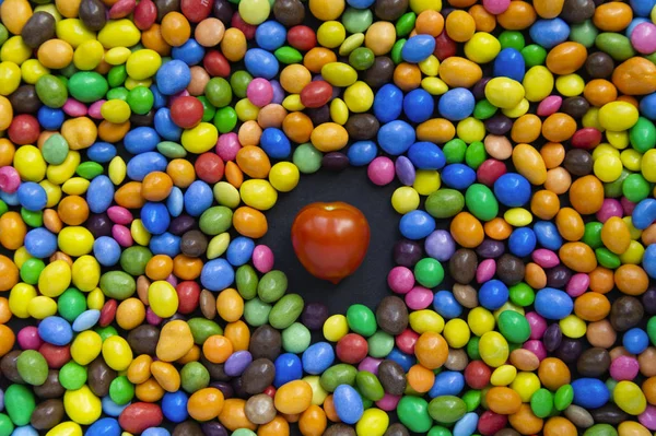 Tomaat Omringd Door Vele Kleurrijke Candys — Stockfoto