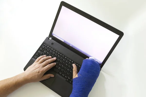 Handicap Met Een Computer Geïsoleerd Wit — Stockfoto