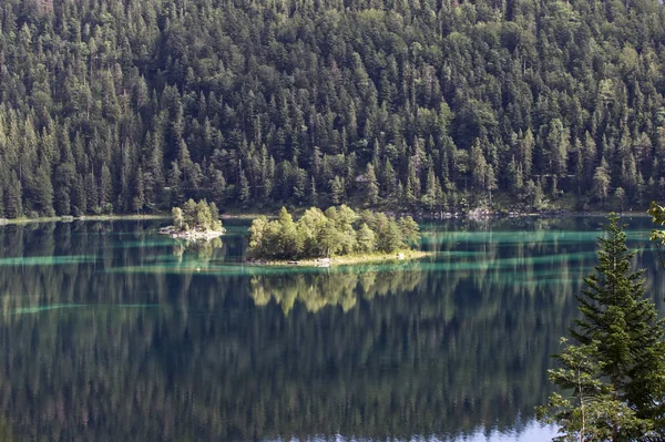 夏天的早晨 岛上的一座湖中的群山 — 图库照片