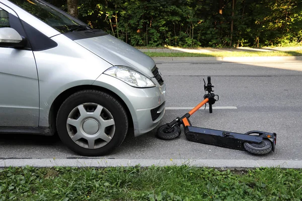 ドイツの路上で電子スクーター事故 — ストック写真