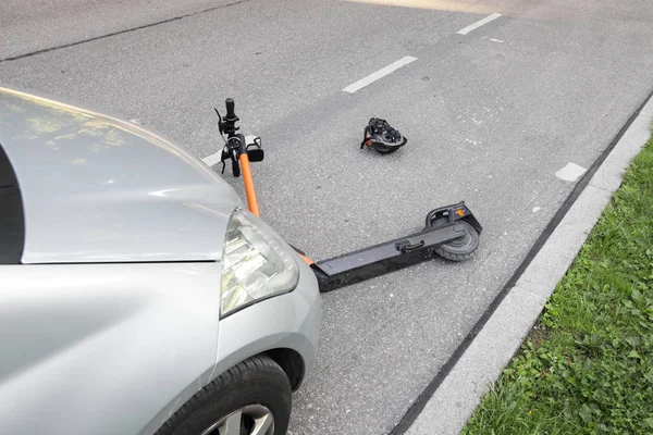 Scooter Crash Met Een Auto Helm Stockfoto