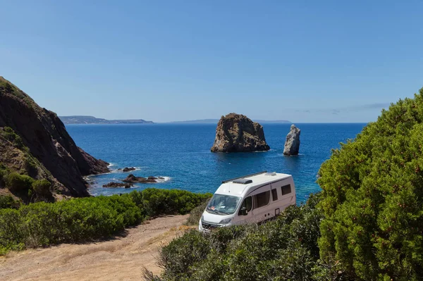 Van Campista Terreno Selvagem Perto Praia Costa Oeste Sardenha Mediterrâneo — Fotografia de Stock