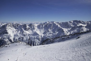 Kış mevsiminde Alplerin yüksek dağlarının manzarası