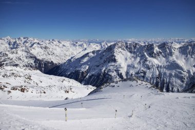 Kış zamanı dağların tepesinde Alpler 'de