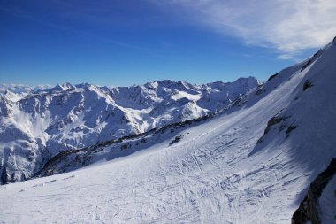 Bir dağın tepesinde ve kışın Alpler 'in manzarası 
