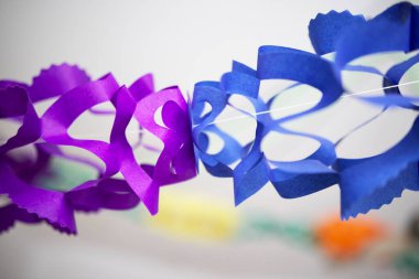 İzole edilmiş beyaz arka planda hava yılanları