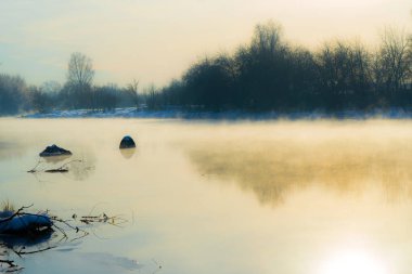 Nehrin üzerinde sis