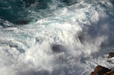 Akdeniz dalgalar halinde kuzey Sardunya, İtalya