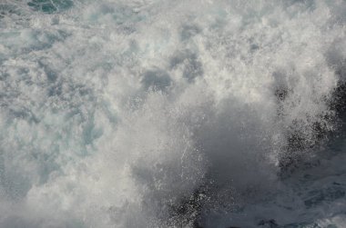 Akdeniz dalgalar halinde kuzey Sardunya, İtalya