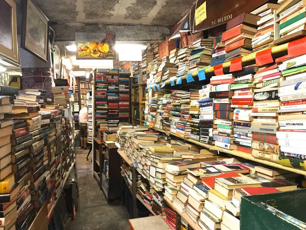 acqua alta kitapçı, venedik, İtalya
