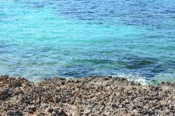 岩だらけの海岸と海 — ストック写真