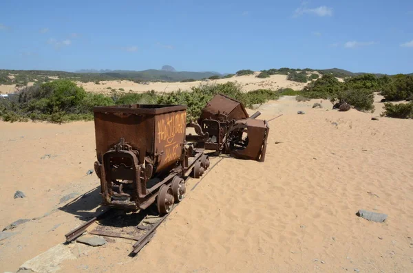皮斯卡纳 撒丁岛 意大利等地沙丘上的矿车 — 图库照片