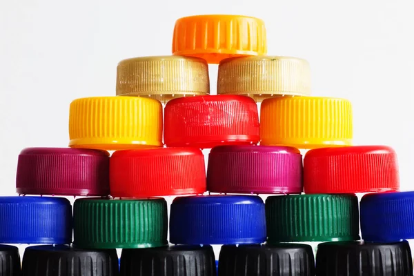 Muchas Tapas Botellas Multicolores Plástico Sobre Fondo Blanco — Foto de Stock