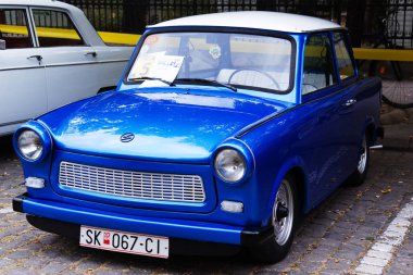 Üsküp Makedonya - 29 Eylül 2018: Retro otomobil ve motosiklet sergi vintage Auto. Eski Zamanlayıcı araba göstermek 29 Eylül 2018 Üsküp adlı sergi.