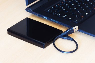 2,5 inç dizüstü bilgisayara Usb kablosuyla bağlanan harici Hdd sürücüler.