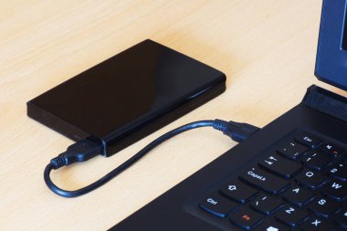 2,5 inç dizüstü bilgisayara Usb kablosuyla bağlanan harici Hdd sürücüler.
