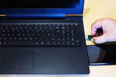 El bir harici sabit disk dizüstü bilgisayara Usb kablosuyla bağlanır.