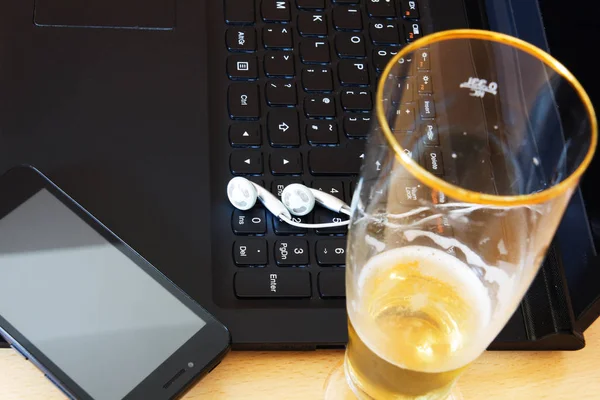 Bicchiere Birra Computer Portatile Smartphone Sul Tavolo — Foto Stock