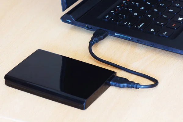 2,5 inç dizüstü bilgisayara Usb kablosuyla bağlanan harici Hdd sürücüler.