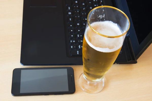Vaso Cerveza Ordenador Portátil Smartphone Mesa — Foto de Stock