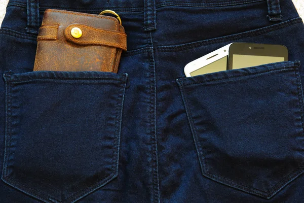 Två Smartphones Och Läder Plånbok Bakfickorna Jeans — Stockfoto