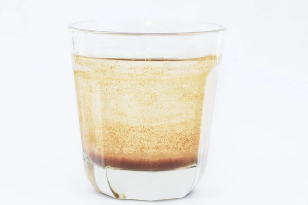 Kontaminovaná voda ve sklenici — Stock fotografie