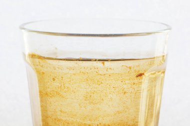 Bardaktaki kirli su.