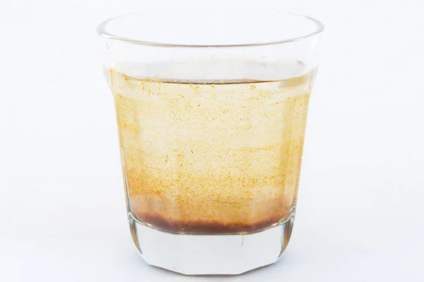Kontaminovaná voda ve sklenici — Stock fotografie