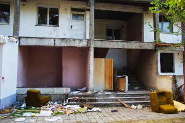 Eski yıkılmış daire.