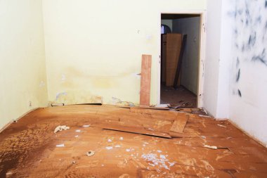 Eski yıkılmış daire.