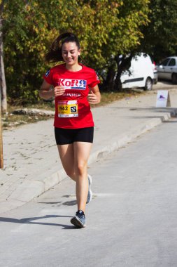 ÜSKÜP - OCTOBER, 04: Covid-19 salgınında 1500 kayıtlı koşucu, 4 Ekim 2020 'de Makedonya' nın Üsküp kentinde düzenlenen WIZZ Üsküp Maratonu 'na katıldı. Coronavirus ya da covid 19 salgınında spor etkinliği.