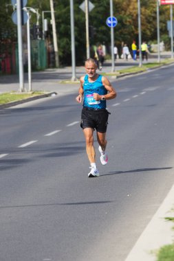 ÜSKÜP - OCTOBER, 04: Covid-19 salgınında 1500 kayıtlı koşucu, 4 Ekim 2020 'de Makedonya' nın Üsküp kentinde düzenlenen WIZZ Üsküp Maratonu 'na katıldı. Coronavirus ya da covid 19 salgınında spor etkinliği.