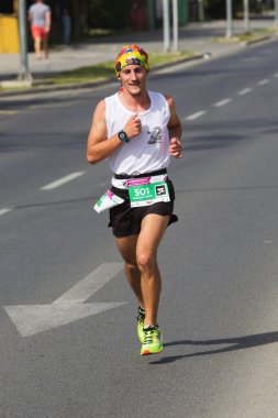 ÜSKÜP - OCTOBER, 04: Covid-19 salgınında 1500 kayıtlı koşucu, 4 Ekim 2020 'de Makedonya' nın Üsküp kentinde düzenlenen WIZZ Üsküp Maratonu 'na katıldı. Coronavirus ya da covid 19 salgınında spor etkinliği.