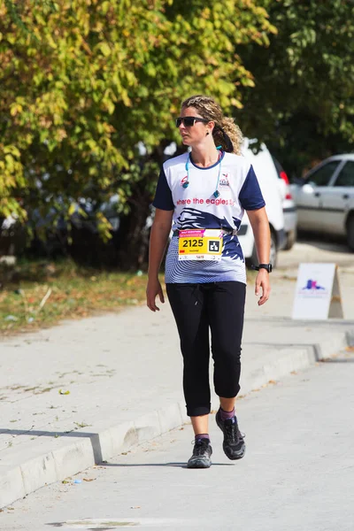ÜSKÜP - OCTOBER, 04: Covid-19 salgınında 1500 kayıtlı koşucu, 4 Ekim 2020 'de Makedonya' nın Üsküp kentinde düzenlenen WIZZ Üsküp Maratonu 'na katıldı. Coronavirus ya da covid 19 salgınında spor etkinliği.