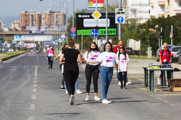 Skopje 10月 2020年10月4日にマケドニアのスコピエで開催されるWizzエアスコピエマラソンには 1500名のランナーが参加しました コロナウイルスやCovid 19パンデミックにおけるスポーツイベント — ストック写真