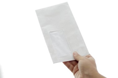 Beyaz izole mektup geçen el