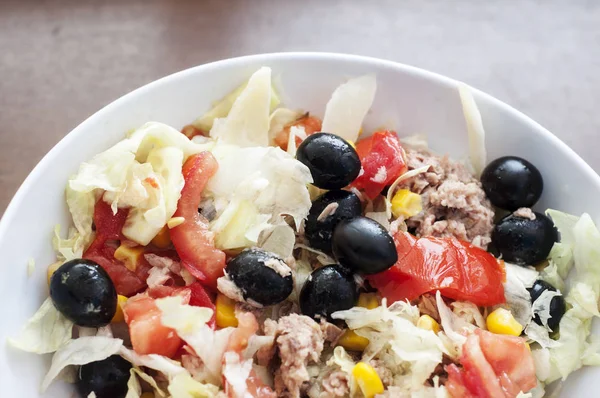 Ensalada Fresca Con Atún Aceitunas —  Fotos de Stock