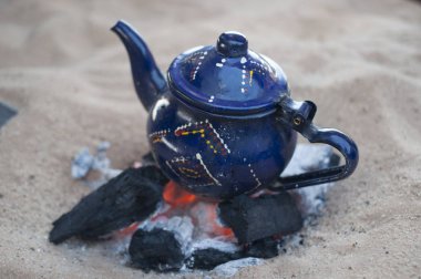 Sahara yangında geleneksel çaydanlık