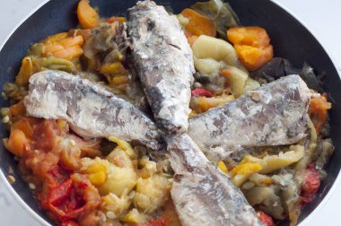 Kırmızı biber ve patates ile sardalye plaka