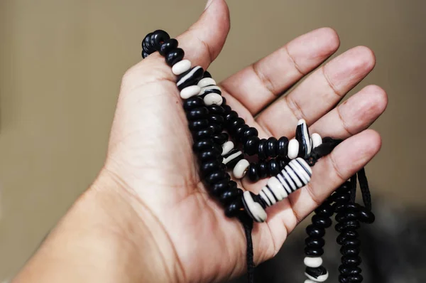 Laki Laki Tangan Berdoa Memegang Rosario — Stok Foto