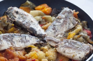 Kırmızı biber ve patates ile sardalye plaka